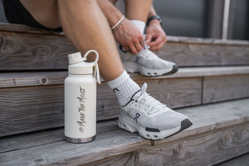 MTM Shaker Weiß auf einer Treppe