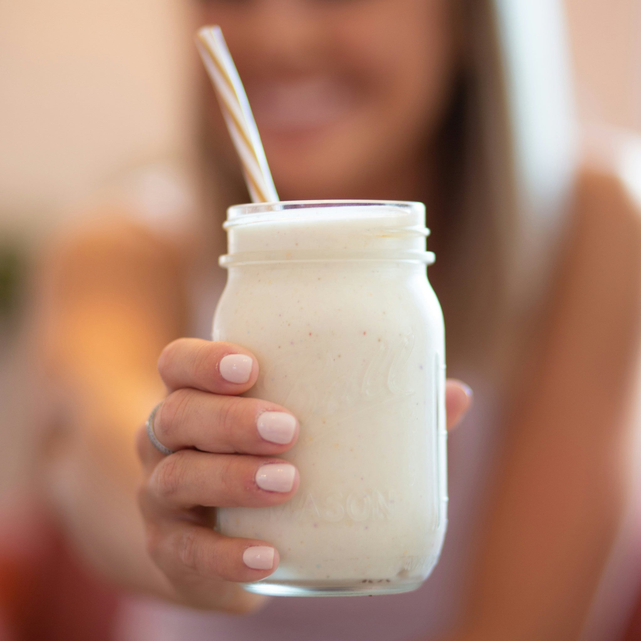 Protein-Shake-in-einer-hand