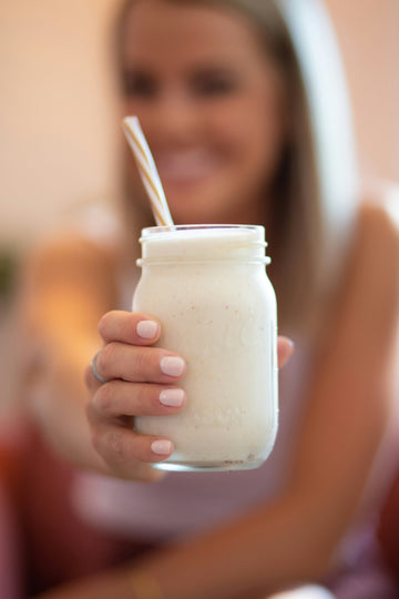Protein-Shake-in-einer-hand