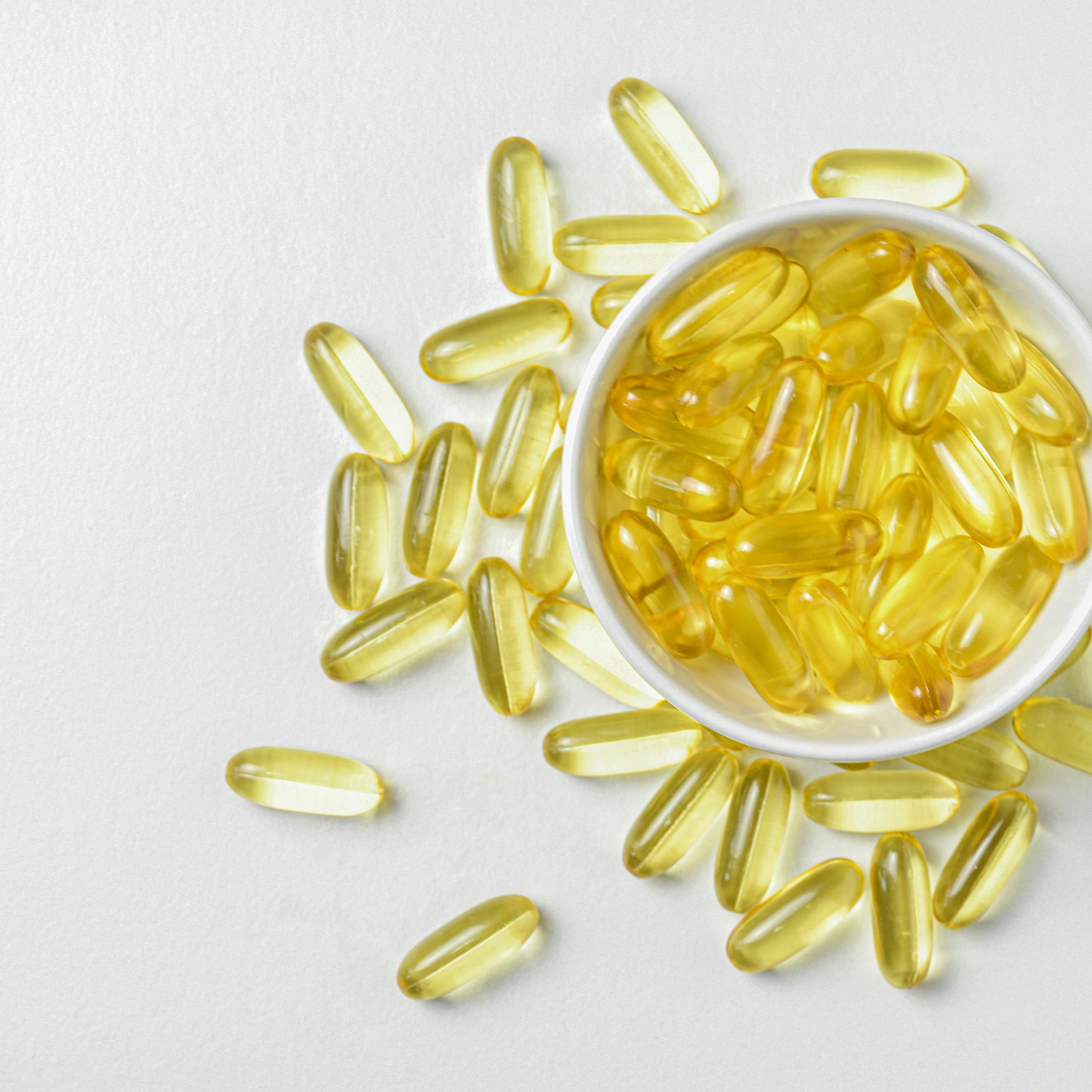 Omega-3 Kapseln auf einem Tisch