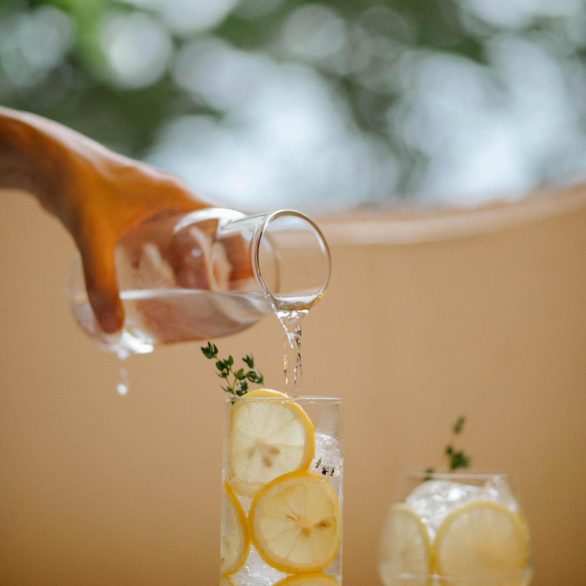 Wasser wird in ein Glas gegossen