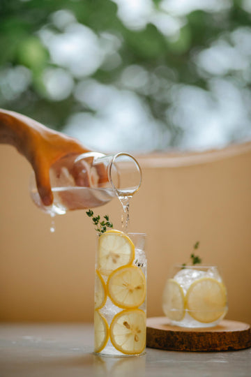 Wasser wird in ein Glas gegossen
