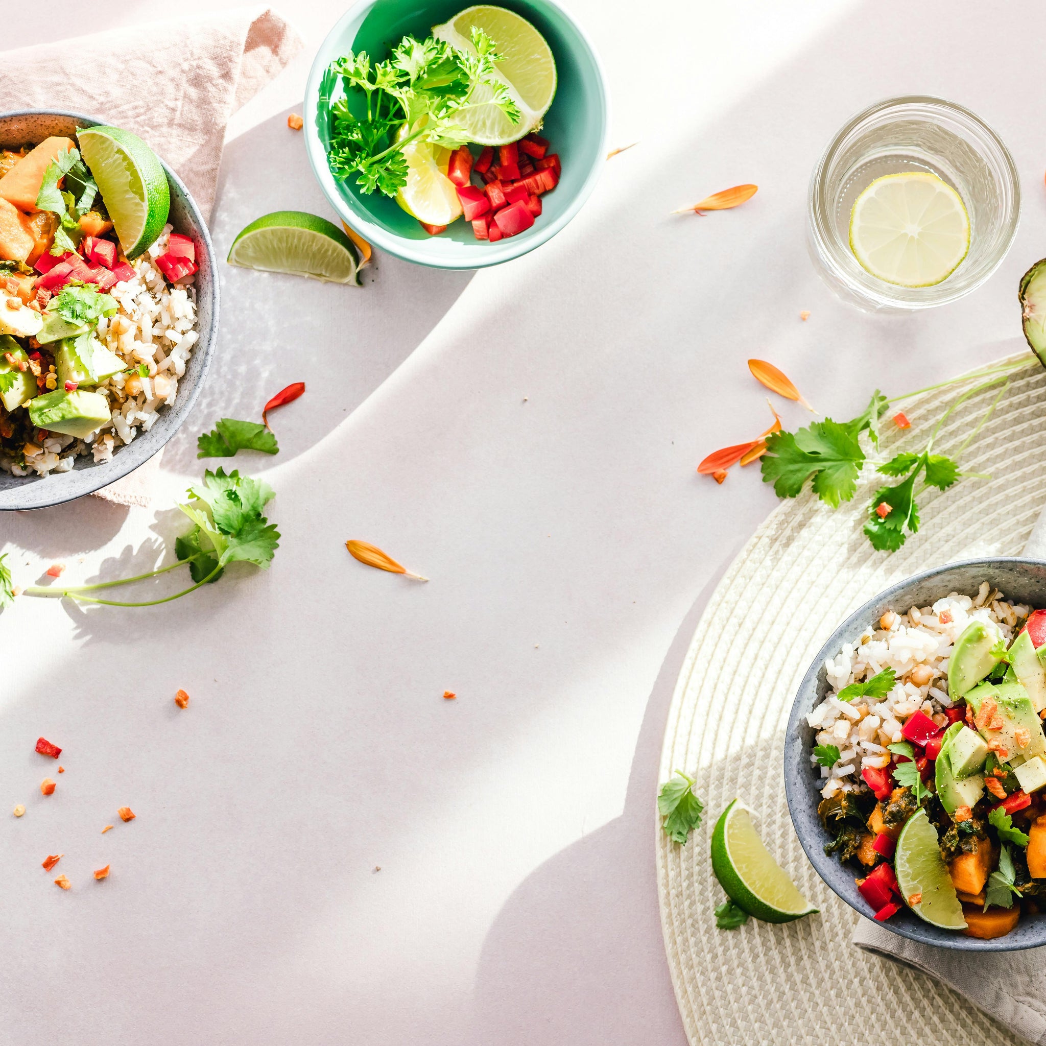 Veganes Essen auf einem Tisch.
