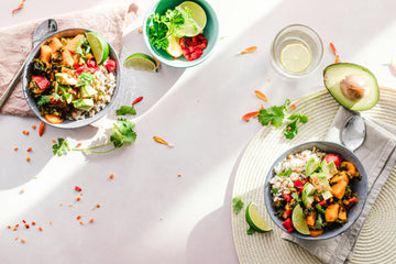 Veganes Essen auf einem Tisch.