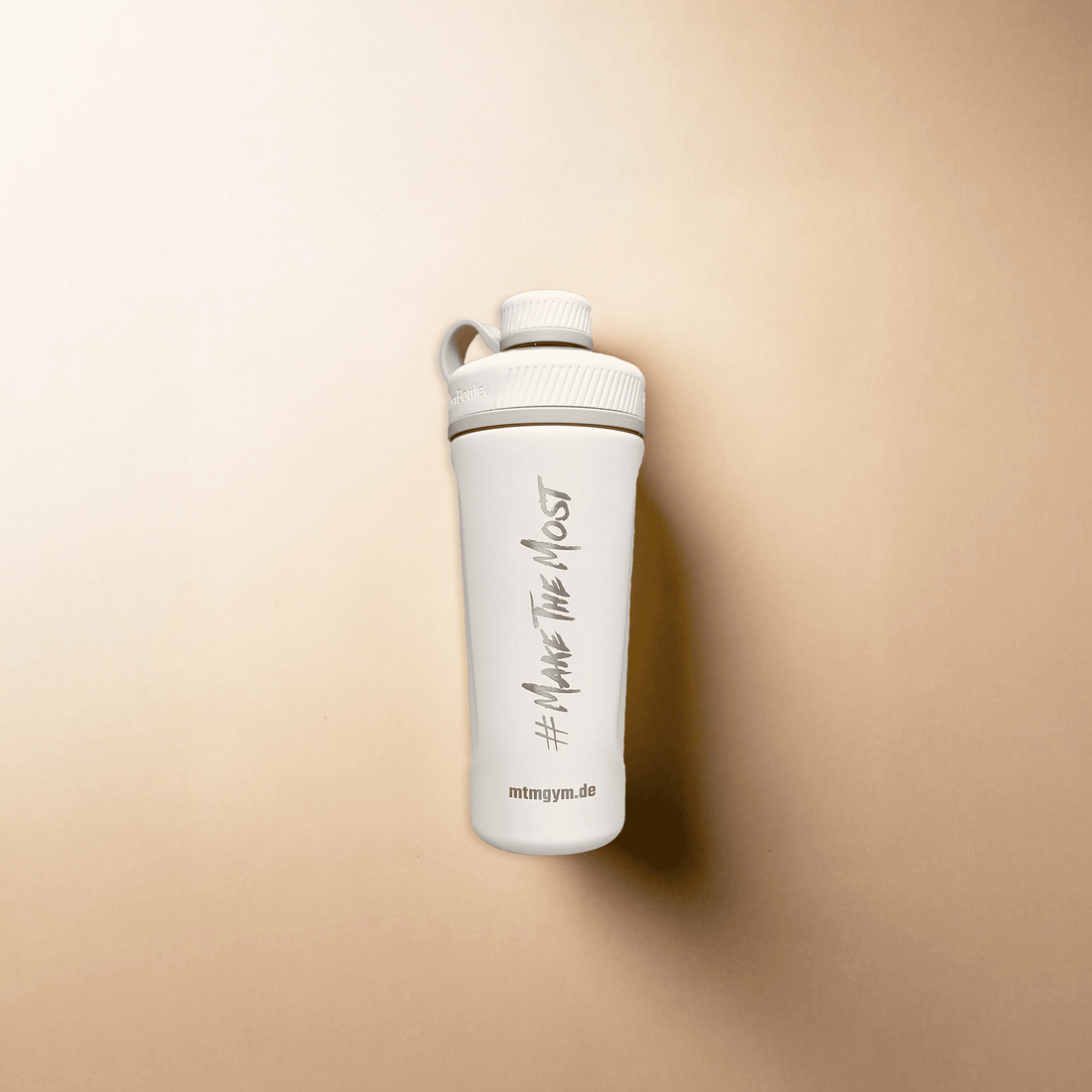 Shaker Bottle auf beigem Hintergrund