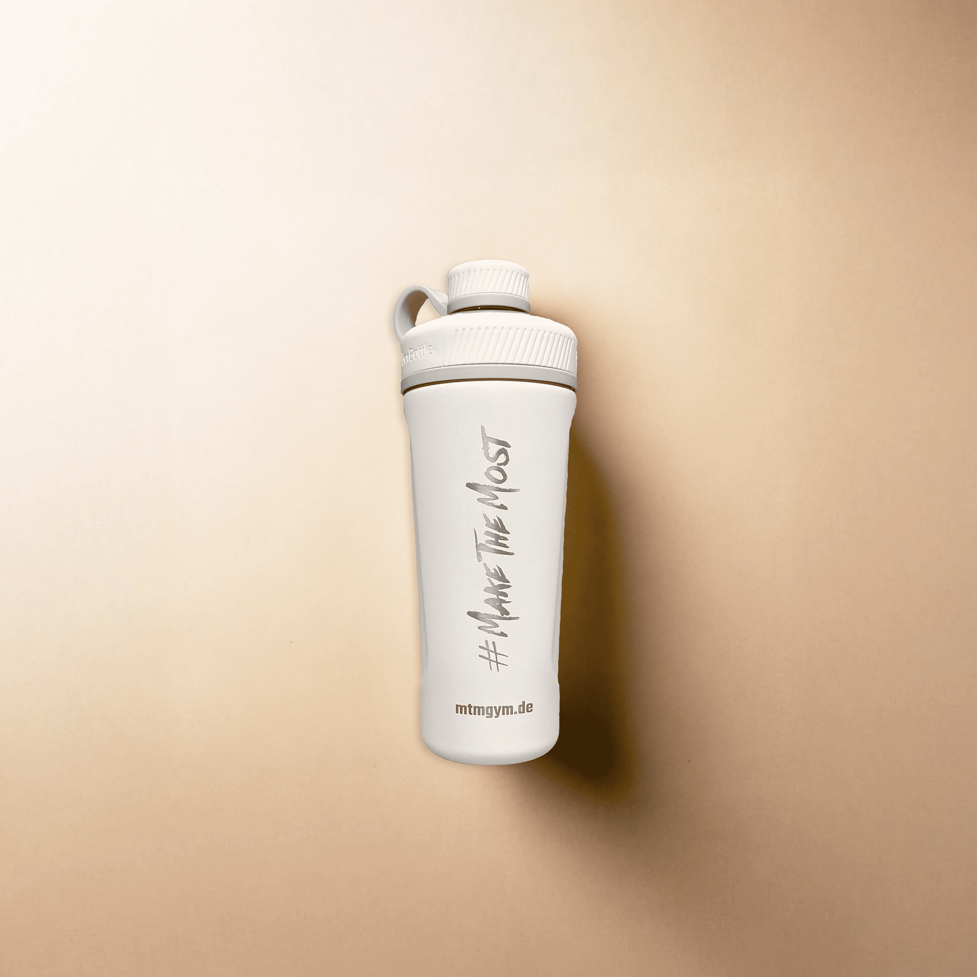 Shaker Bottle auf beigem Hintergrund